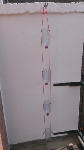 verticale tuin van plastic flessen