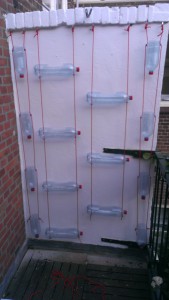 2totaaloverzicht verticale tuin van petflessen